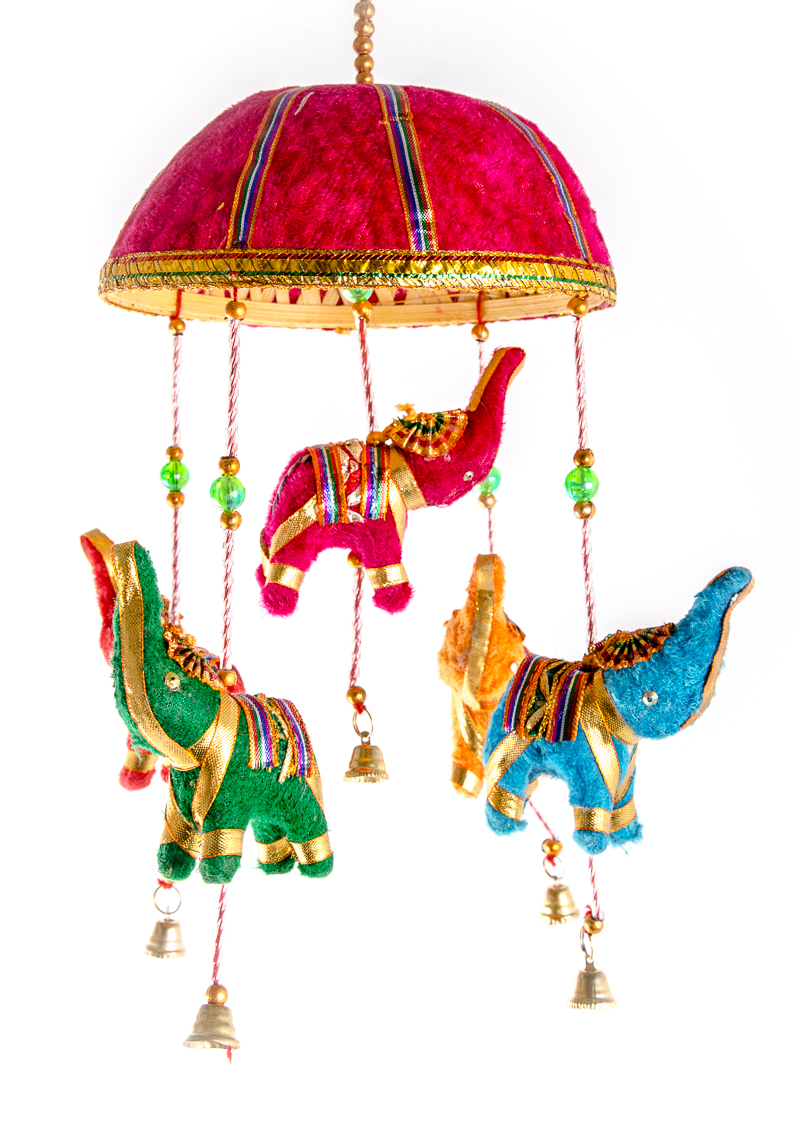 Оберег, 5 слонов под малиновым зонтиком (ткань, колокольчики)